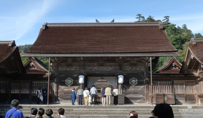 　本殿の正門にあたる八足門