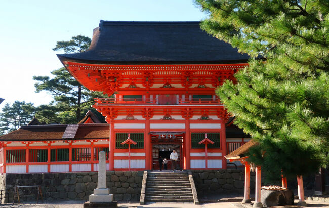 　日御碕神社。ゴージャスな朱塗りの楼門だ。有名神社を連想させる大きな構え
