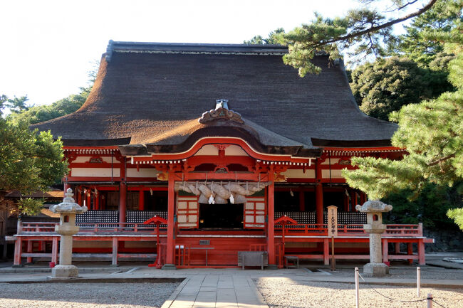 　本殿は日沉宮（ひしずみのみや）とされる。日が沈んだあと、つまり夜をつかさどる。祭神はアタテラスを祭る日御碕神社。出雲大社がオオクニヌシをまつるだけに、微妙な緊張感がある。もともとは経島に鎮座していたが、948年にこの地に遷座した
