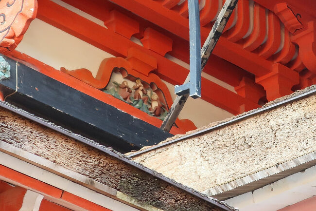 　境内の建築は江戸時代初期のもので、同時の社殿建築の主流だった日光東照宮との共通点が多い。蟇股の彫刻には「見ざる、言わざる、聞かざる」の三猿があった