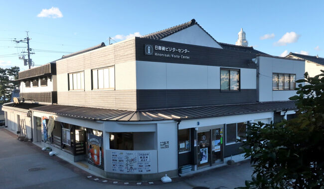 　旅の最後に、日御碕へ。灯台までの通路に店舗が並んでいる