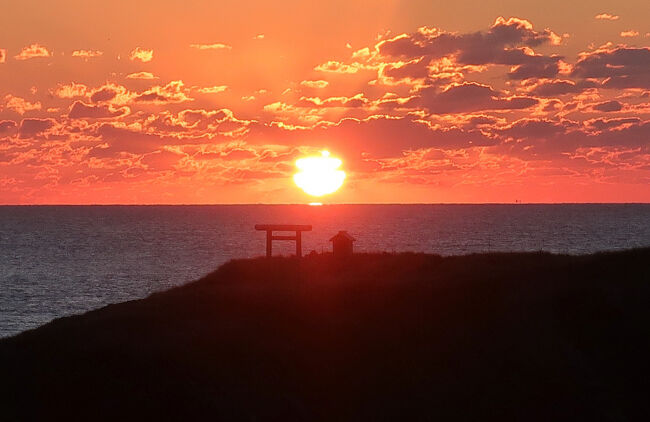 　日御碕海岸の経島に夕日が沈む。経島はウミネコの繁殖地で、日御碕神社の日沉宮が鎮座していた場所だ。出雲大社を巡るツアーの最終地にふさわしい場所だ