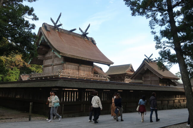 　本殿の神様は西側に向いていることから、西側に回ると本殿がよく見える。さらに、本殿西側にお参りする場所も