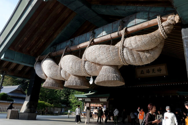 　神楽殿。出雲大社を象徴するしめ縄はここだ