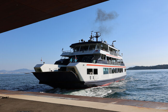 ホテルの送迎バスで宮島口まで来ました。<br />10時5分の松大汽船に乗って、宮島へ渡ります。