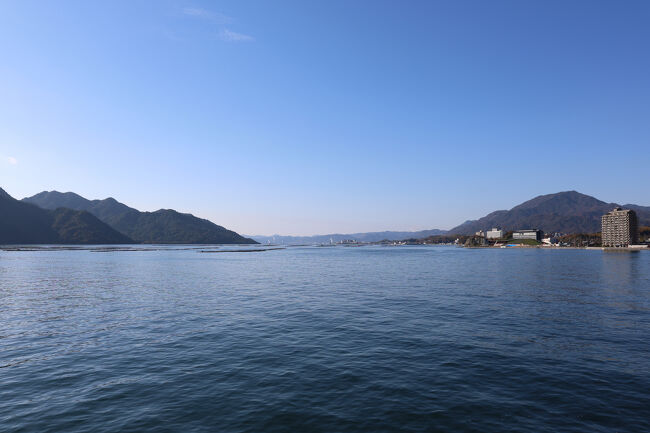 右手遠くには、朝の海上参拝で大接近した牡蠣いかだの姿が。