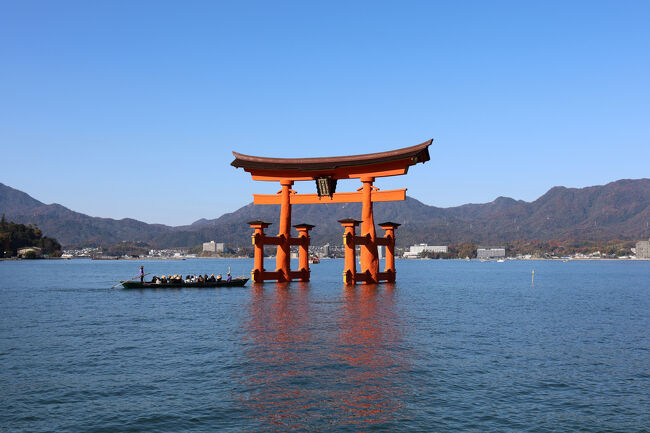 右手沖合の大鳥居を、満員の手漕ぎ船がくぐっていきます。<br />そろそろ最高潮位の時刻だけど、確かに朝来た時より海面が高い気がする。