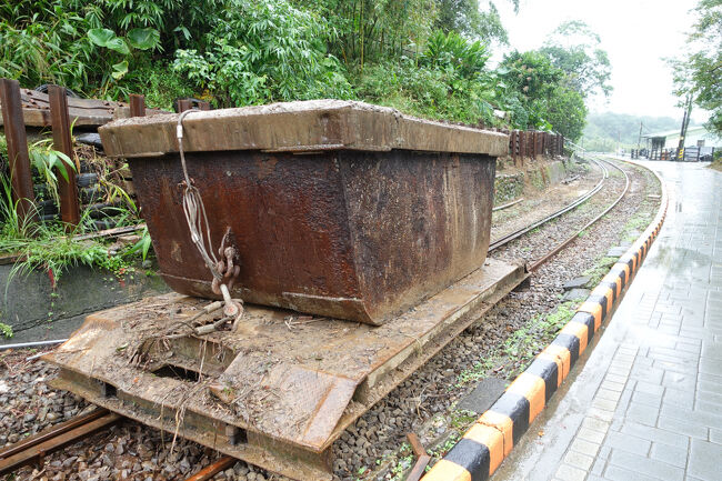 工事用の車両が単線に腰を据えて。