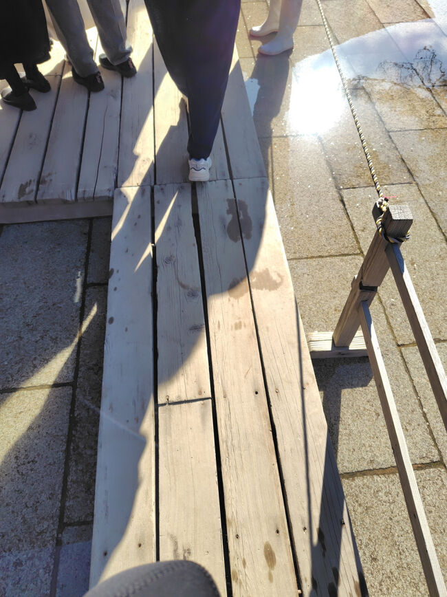 足元には板が渡されて…<br />すごい、ベネチアの高潮のニュース以外でこうなるの初めて見ました。<br /><br />奥の神職の方は長靴装備だし、現地の方には慣れた風景なのかも。