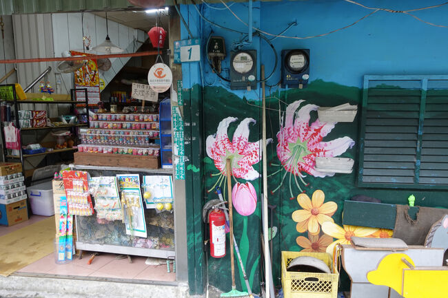 お土産屋さんには、小さな天燈も。