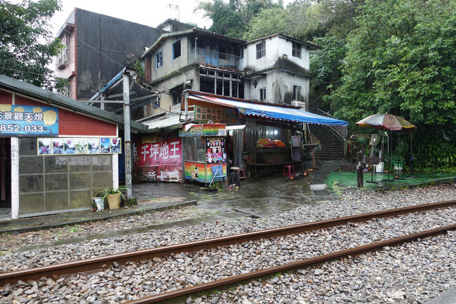失礼して、線路の上から火車站でもえぇかしら？