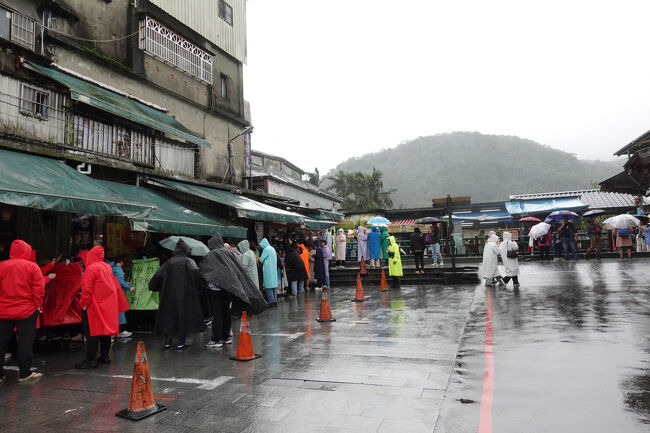 20数年ぶりかな？のどかなところで、商店街を通る列車を眺めたくらいだったかと。<br /><br />坂を登ってところに、雨合羽の集団やね。