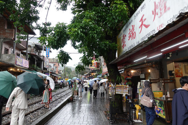 その先が線路ですけれど…雨の中、この混雑って何目当て？