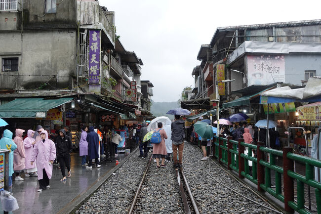 線路上に人集り…天燈を上げてます？