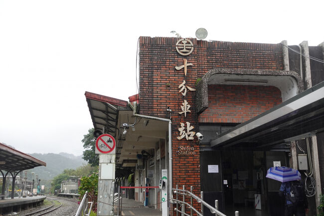 少し人集りから離れて、それでも人居ますけど。