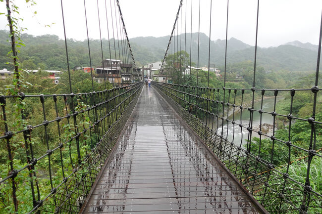 しっかりした作りの大きな吊橋。