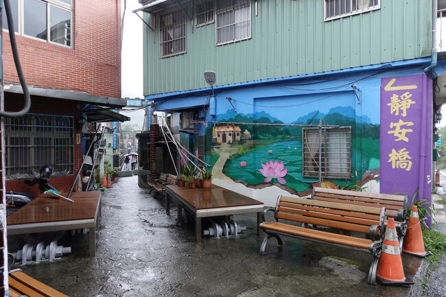 戻ります。ベンチの下に、橋を吊ってるワイヤー。