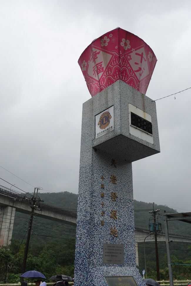 汽車から見えてた、大きな天燈。この辺り、駐車場になってますね。なので、そっから先は、かなり人通り減ります。