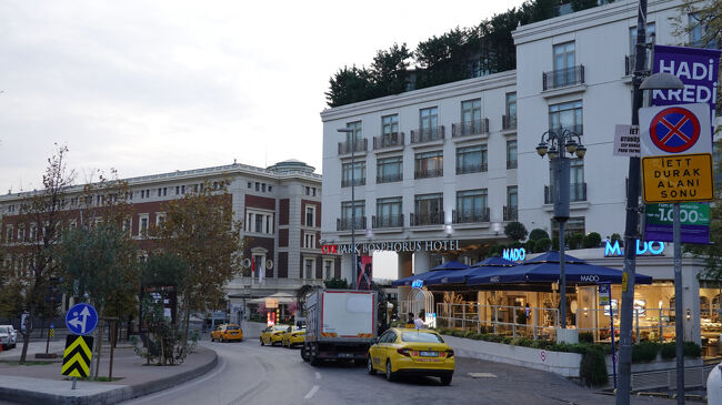 ～～　トルコ Day-5　～～～～<br /><br />この日も朝早く起きたので、ホテル近くを散歩に<br />ホテル横のカフェMADOも良さそうな<br />