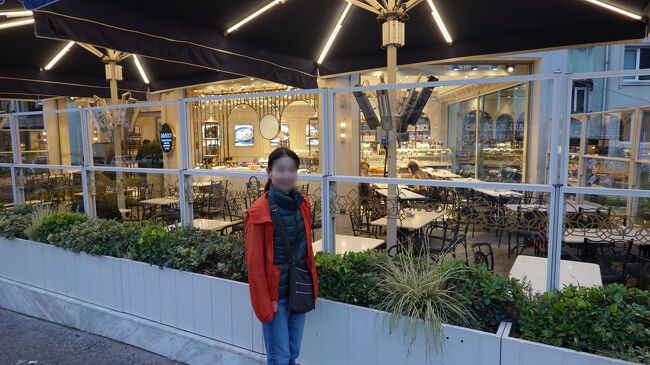 カフェMADO前で<br />