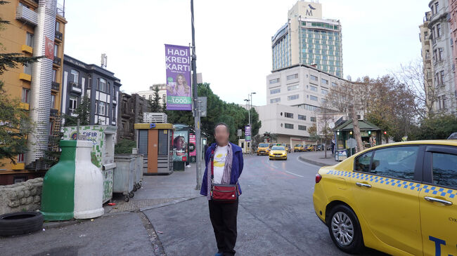 この坂を歩いて登り、タクシム広場まで散歩<br />