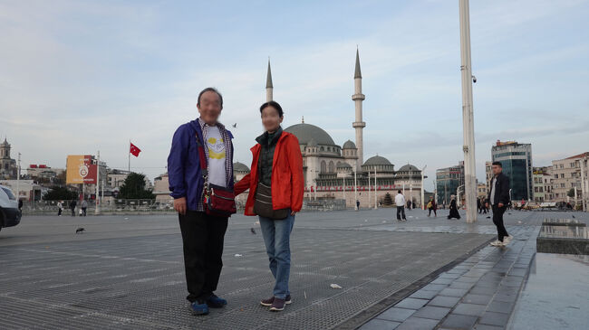 タクシム広場で記念撮影<br />