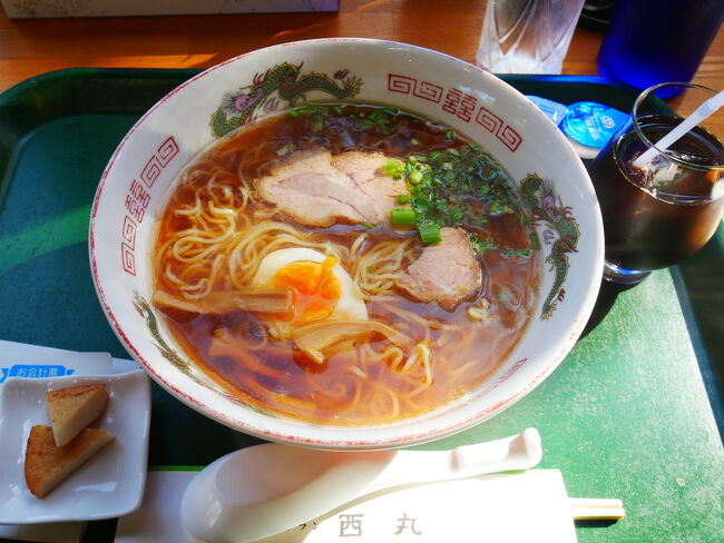 ラーメンにしました。<br />650円で素朴な味わい。チャーシューも柔らかくっておいしかったです。<br />こういうシンプルなラーメン、好きだなぁ。<br />さつま揚げ？とコーヒーがサービスでついてきて得した気分。<br />小田原はカマボコなんかの練り物が有名ですもんね。