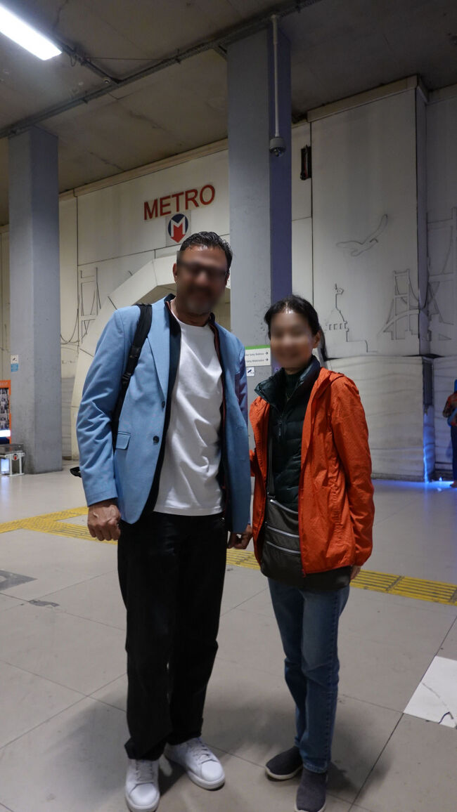 地下鉄入り口をウロウロしていたら、<br />何と現地ガイドのオスカーが下りてきた<br />で、一緒にMETROを背景に記念撮影<br />