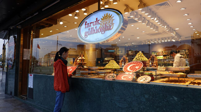 朝早くから(と言っても8時過ぎ)、甘そうなお菓子たち<br />