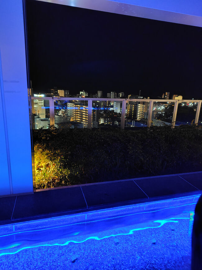 混んでいたけど座る場所をなんとか確保。<br />18：30頃から15～20分くらい利用したけど、特に身体がポカポカ暖まったり、足が劇的に軽くなったりっていうのを感じなかったので、温泉じゃなくてお湯の足湯だったのかも。