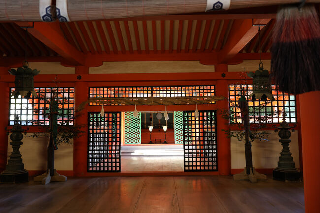 朱色の社殿に手を合わせて