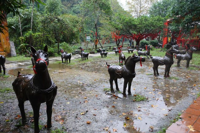 不思議な馬達と、混み合う食事処と。