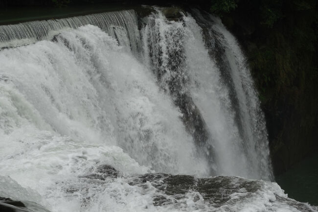 かなり近くて、水飛沫飛んでくる。どのみち雨であちこち濡れてるけれど。