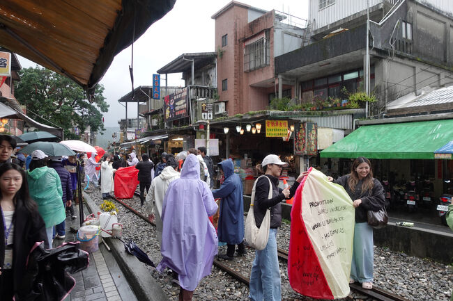 老街戻ったら…天燈上げの人増えてる。ハングル書いてる人が多いかな。