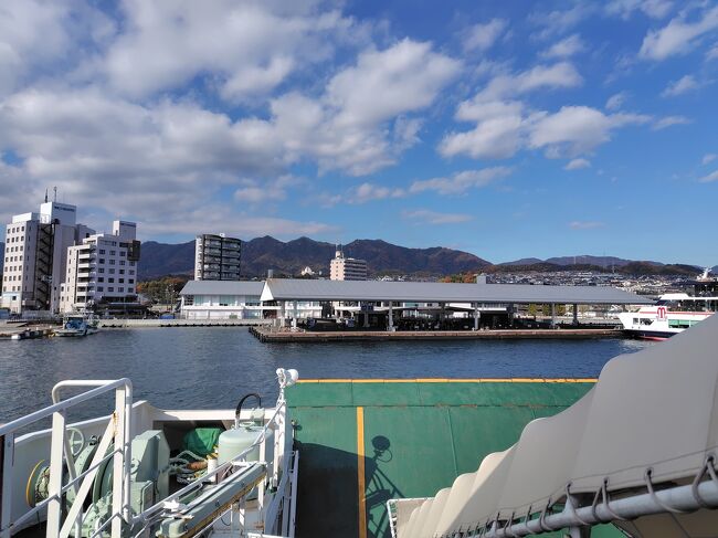この船が宮島口ターミナル11:50着で、乗り換えの岩国行き電車は宮島口駅11:58発。<br />次の岩国行きは30分後だから、どうしてもこの電車に乗りたいけど…<br />間に合うのかな、これ？