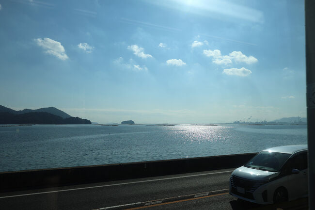 途中、大野浦駅を過ぎると、左手の車窓に一面の海が広がります。<br />海の色は、ちょっと冷たい印象のアイスブルー。