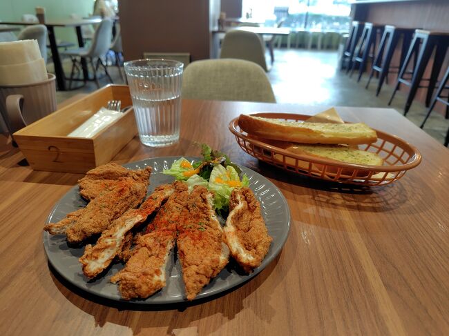 今回注文したのは、ケイジャンフライドチキン＋ガーリックバターバゲット。<br />チキンにまぶした赤いケイジャンスパイス…ハバネロでも入ってるんだろうか…の辛みが、チキンの旨みを引き立てます。<br /><br />日本で食べるフライドチキンって、肉汁たっぷりでジューシーなタイプが多いですが、ここのチキンはオイルが少なくてパリッとした、なかなか見かけないタイプでした。<br />アメリカではこういうのが主流なのかな？