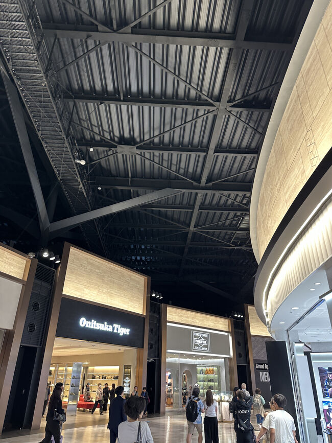 新しくなった国際線ターミナルのショップを覗きながら、、