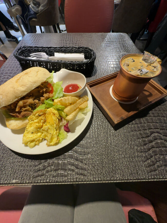 13時頃に到着。<br />空港内のレストランで昼食を取って市内へ移動します。