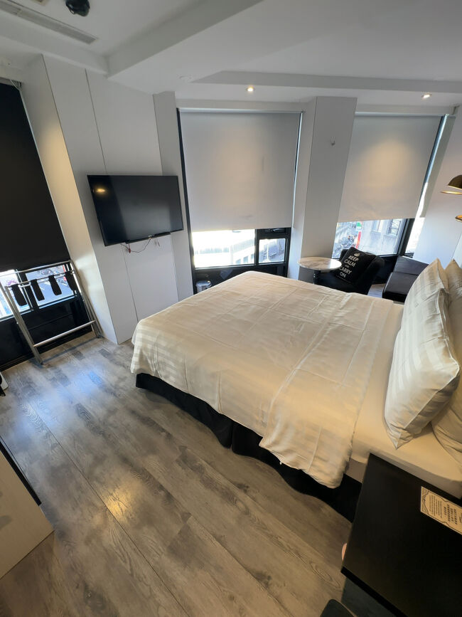 チェックイン。<br />カーテン開けると、隣接する四方のビルから部屋が丸見え。<br /><br /><br />