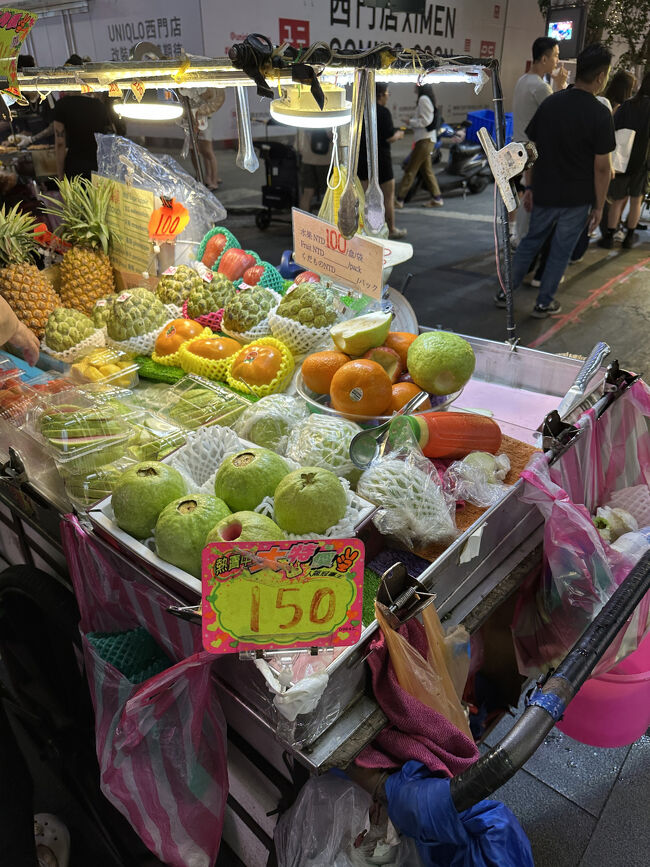 フルーツの串さし等も食べながら、美味しいもの探し。