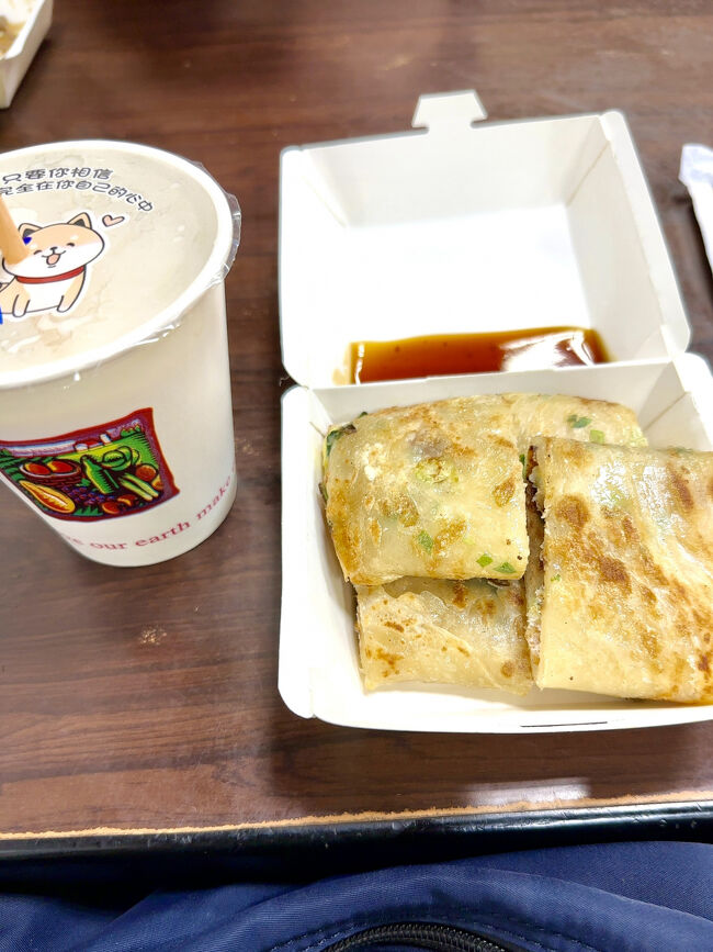 豆漿（小）     <br />葱抓餅（蔥蛋）<br /><br />あーこれぞ、台湾の朝ご飯と<br />自己満の世界。<br />オーダーリストがあったが、<br />それに気づかず<br />スマホのメモ帳に<br />食べたいものをコピぺして<br />見せて注文。<br />指先注文出来ない時に、<br />この手は便利。