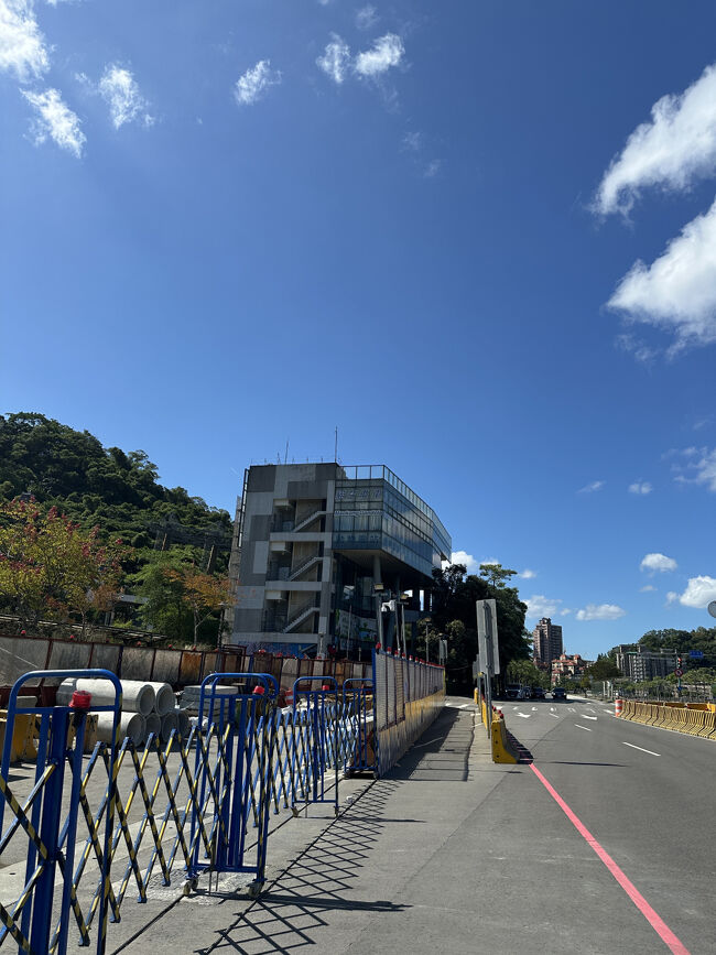 暑い中、ロープウエイ乗り場まで歩いた。<br />