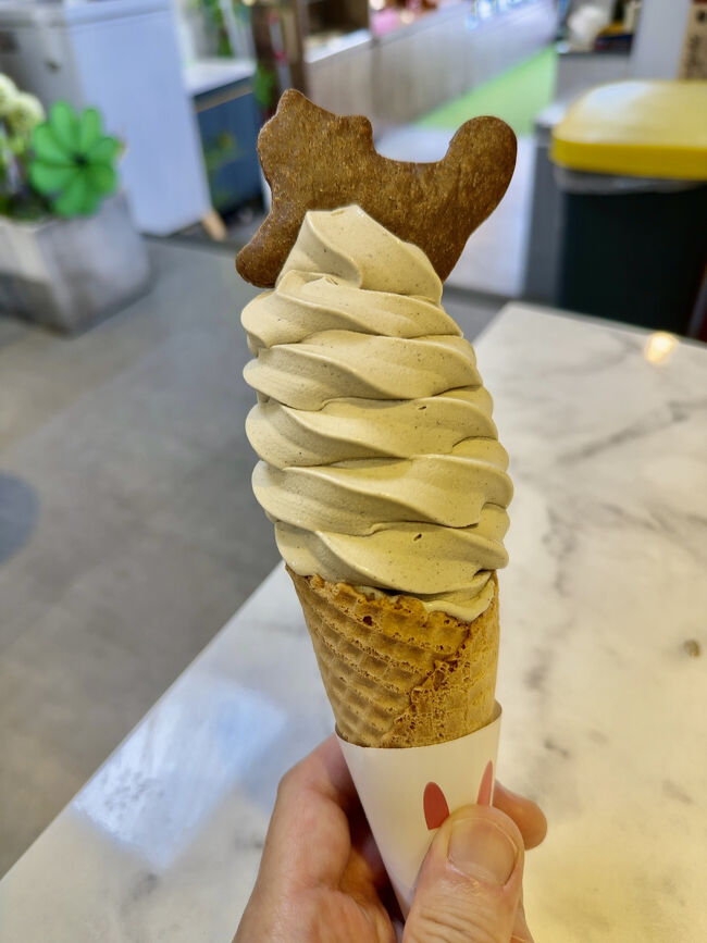 暑くて歩くのも、しんどいので<br />鉄観音茶アイスをいただきます。