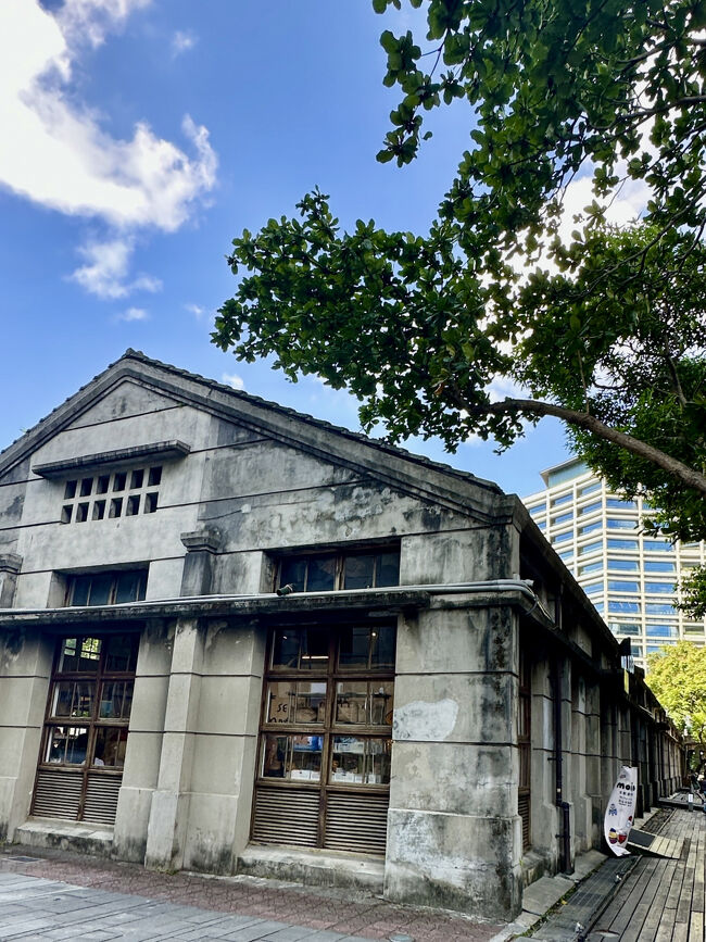 歴史を感じる外観の建物。