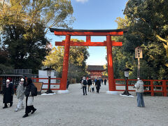 鳥居を潜って歩いていくと、、、