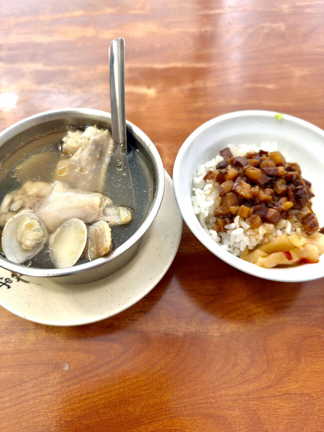 蛤のチキンスープも一緒に。<br />ただ、チキンは、苦手の骨皮付き手羽だった。<br />