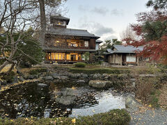 　明治期の主屋を移築し、玄関棟を増築するなどして作られたもので、大正期までに整えられた大規模別邸の屋敷構えが良好に保存され、重要文化財にも指定されています。