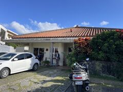 到着後すぐホテルの近くにある古謝そば屋にやって来ました。午後3時過ぎでも8割方の席が埋まっていて人気のようです。