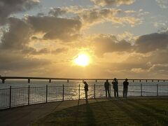 ランニングしながら宮古サンセットビーチまで日の入りを眺めにきました。中心部からここまでの道はアップダウンがありますが歩道が整備されていて走りやすいです。